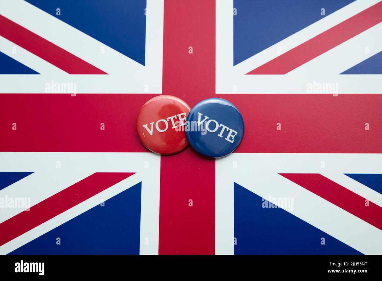 Stimmen Sie Abzeichen auf einer britischen Gewerkschaftsflagge ab. Hintergrund der Wahlen Stockfoto