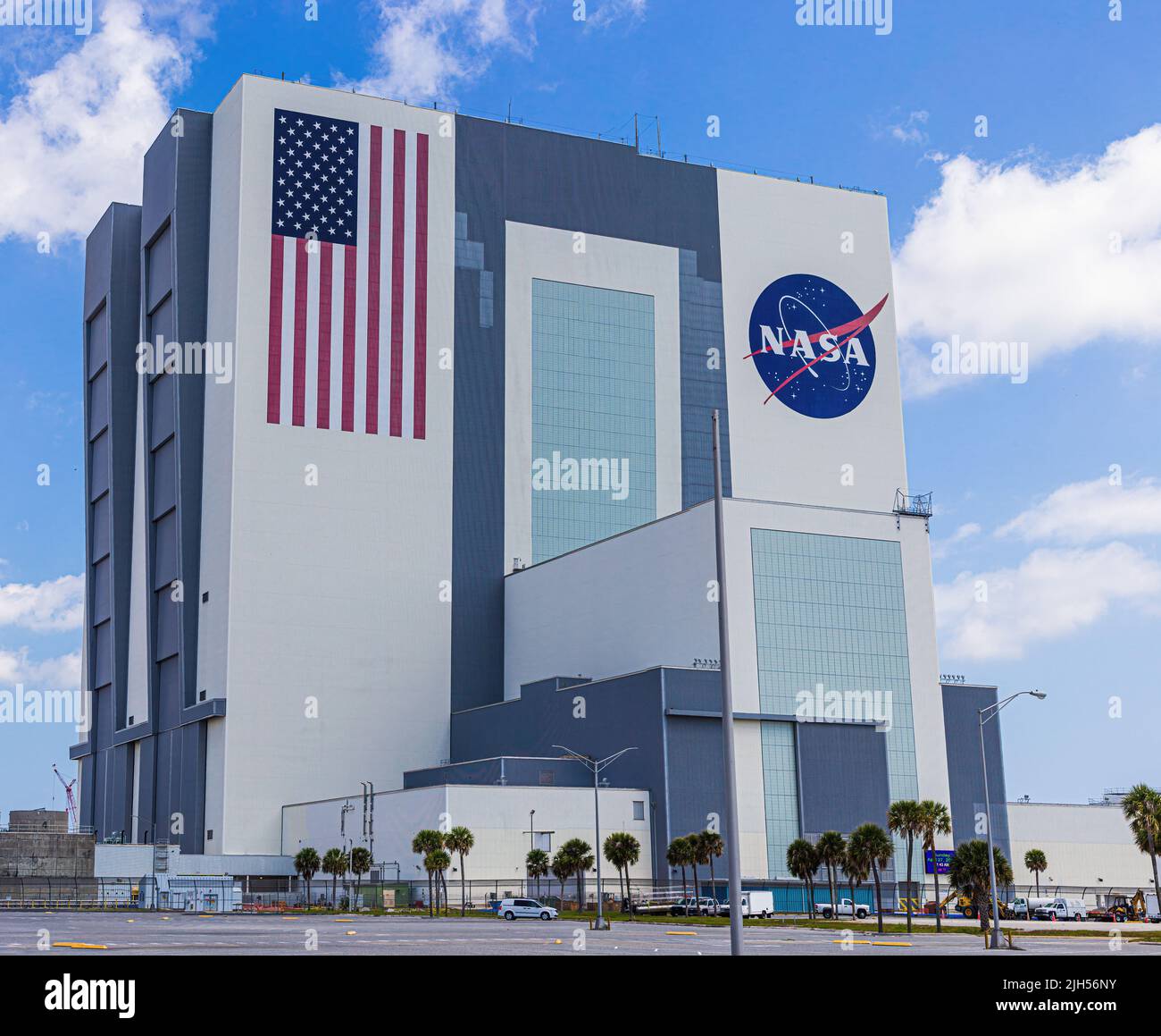 CAPE CANAVERAL, FL - 27. APRIL: NASA's Vehicle Assembly Building im Kennedy Space Center am 27. April 2022 in Cape Canaveral, FL. Stockfoto