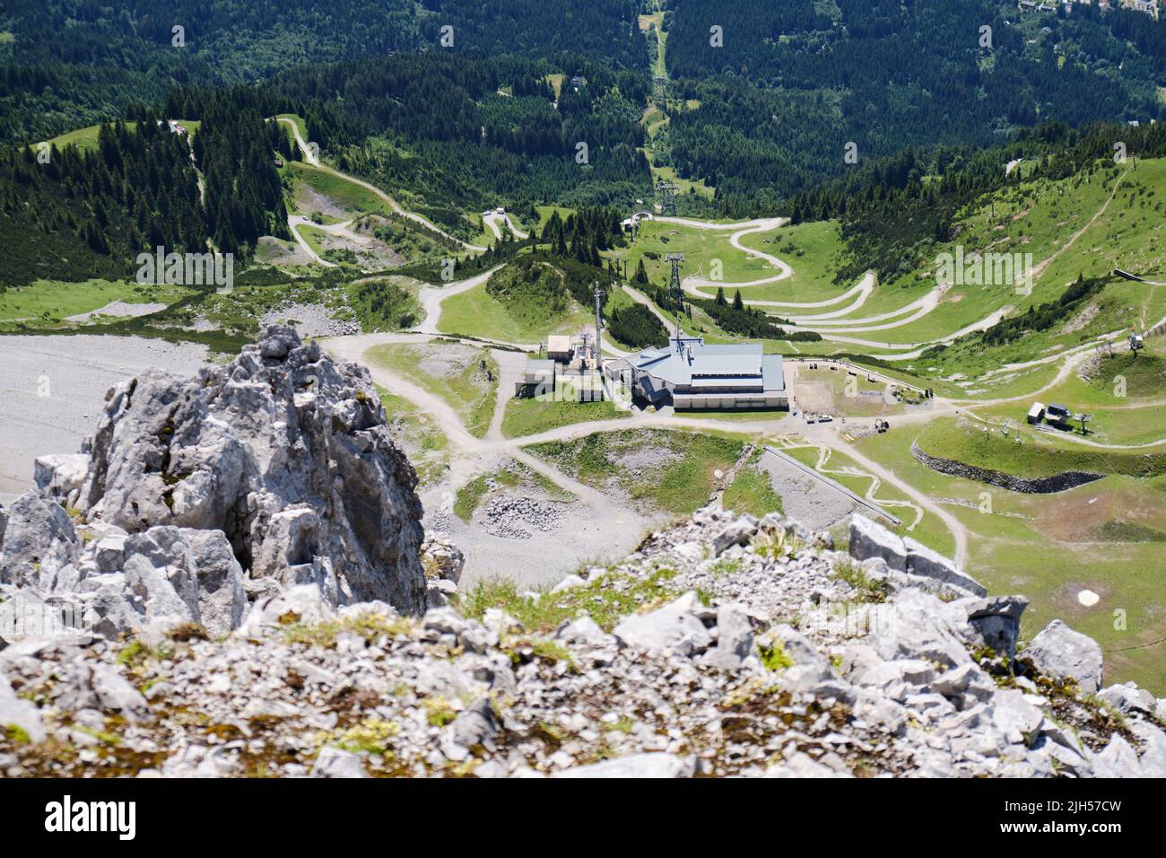 Seegrube Station der Nordkette Seilbahn Innsbruck, mit kurvenreichen Rad- und Wanderwegen. Draufsicht. Stockfoto