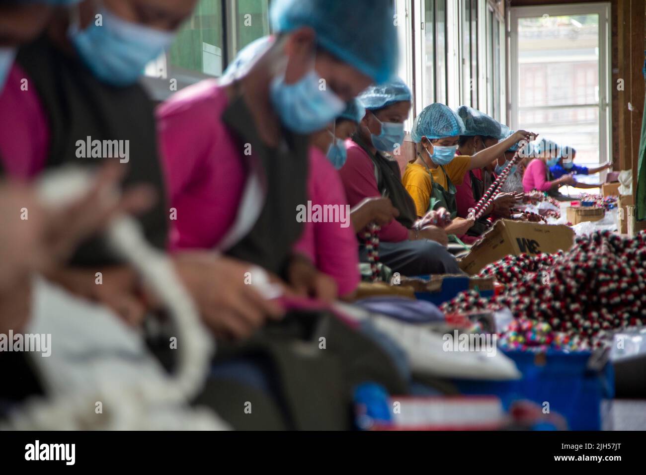 Kathmandu, Nepal. 15.. Juli 2022. In einer Fabrik in Kathmandu, Nepal, stellen Frauen dekorative Wollprodukte her, 15. Juli 2022. Quelle: Sulav Shrestha/Xinhua/Alamy Live News Stockfoto