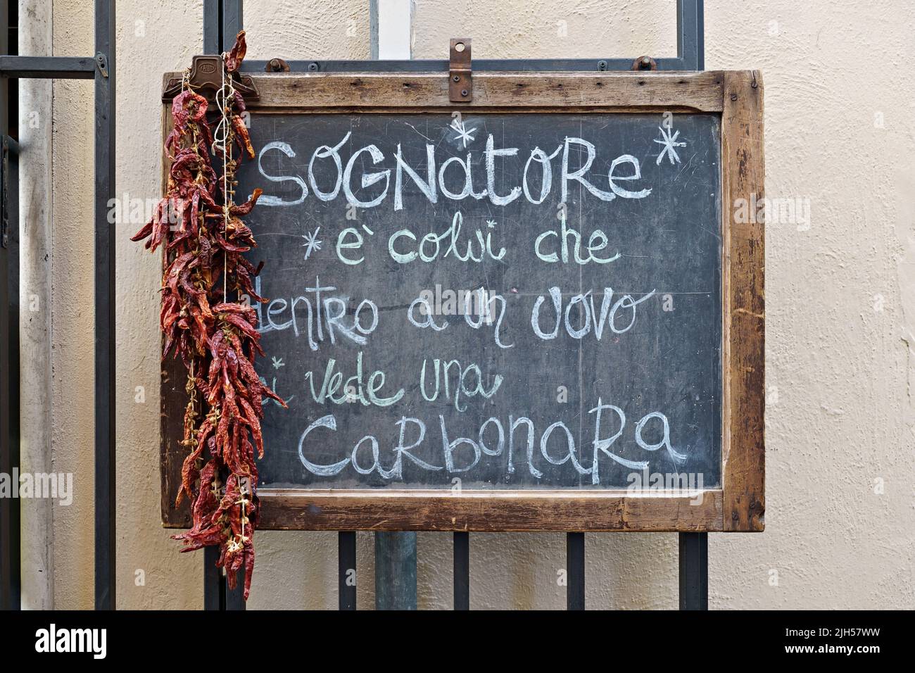 Ein Träumer ist derjenige, der eine Carbonara in einem Ei sieht, geschrieben auf einer schwarzen Tafel vor einem Restaurant. Rom, Italien, Europa, Europäische Union Stockfoto