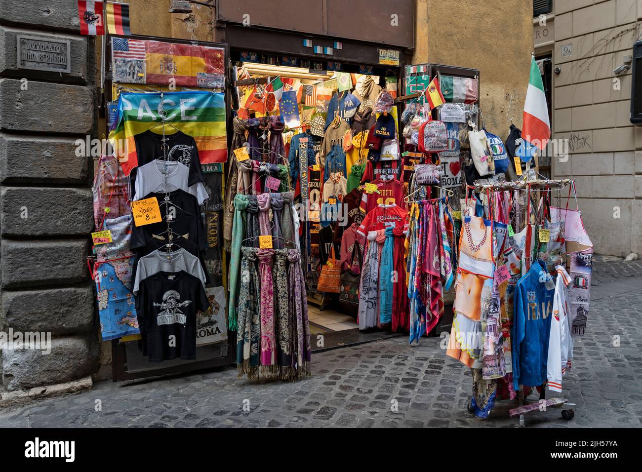 Souvenirladen mit vielen Waren auf der Straße. Souvenirshoppen. Rom, Italien, Europa, Europäische Union, EU. Stockfoto