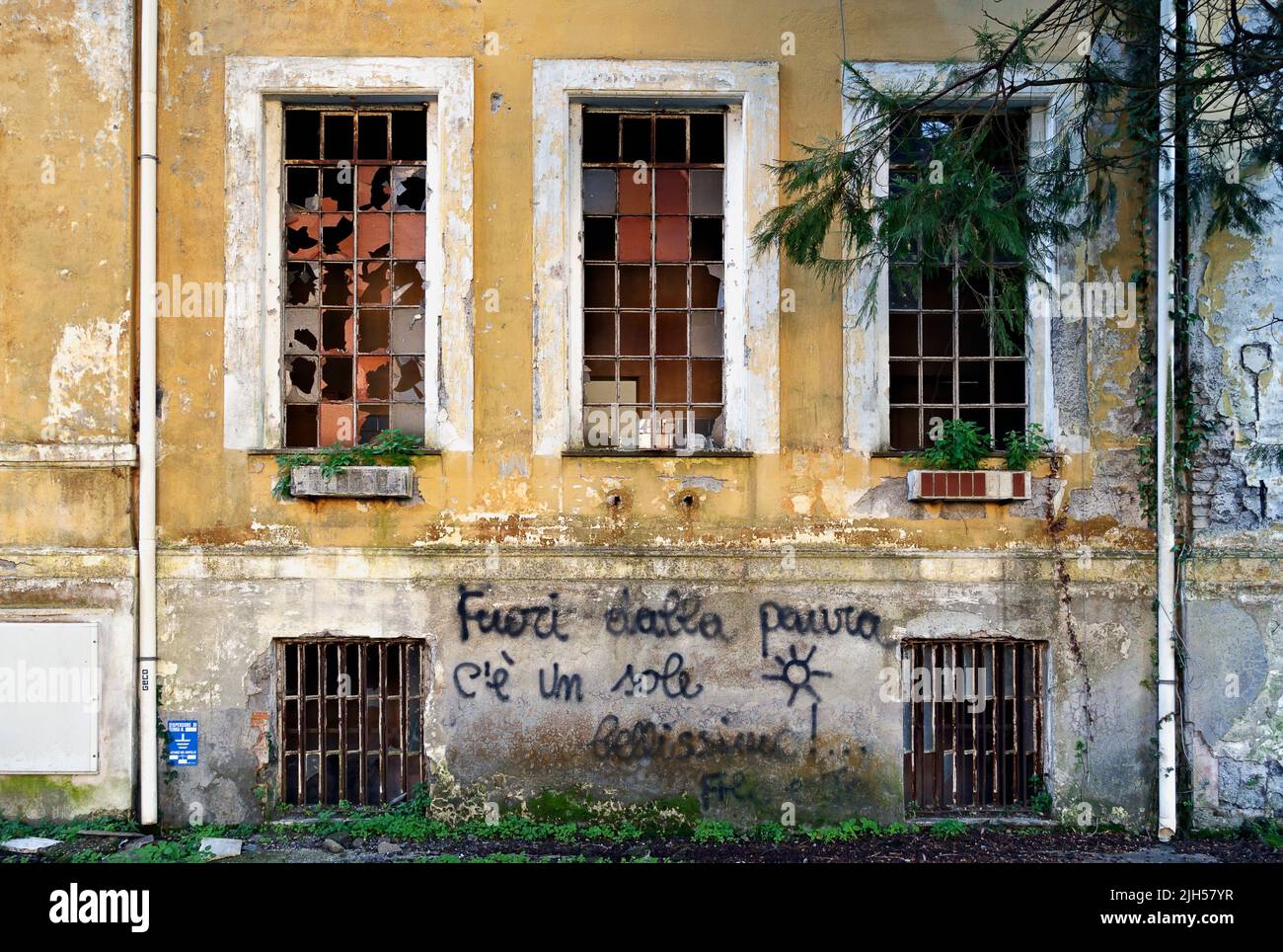 Santa Maria della Pietà ehemalige psychiatrische Klinik, ein alter heruntergekommener Pavillon, Botschaft: Aus Angst gibt es eine schöne Sonne! Rom, Italien, Europa Stockfoto