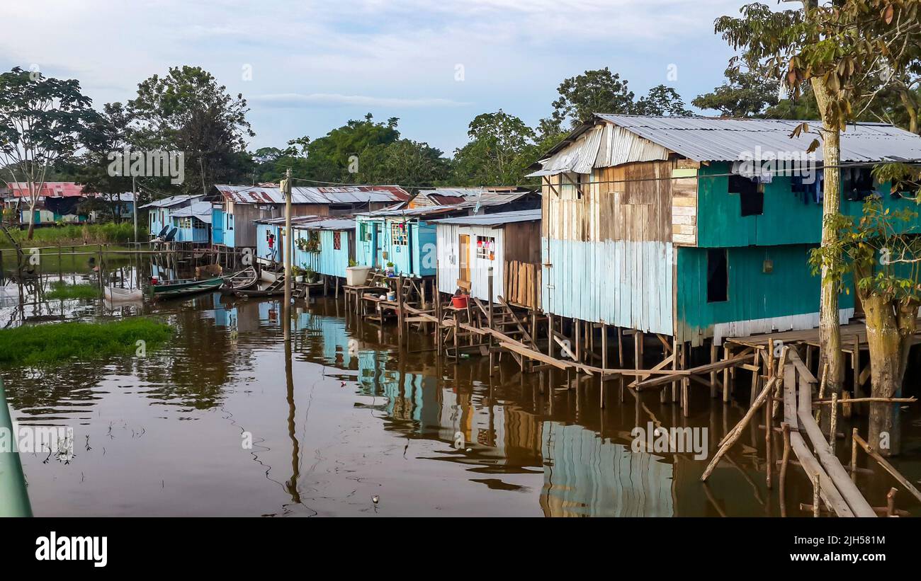 Puerto Narino, Kolumbien, 13. Februar 2017: Wunderschöne Stelzenhäuser, die auf Pfählen über dem braunen Wasser des Amazonas gebaut wurden. Favela Slums von lokalen indischen Stamm Stockfoto