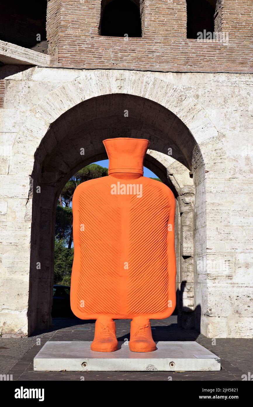 Große Mutter, eine große Wärmflasche, Bronzeskulptur von Erwin Wurm. Stockfoto