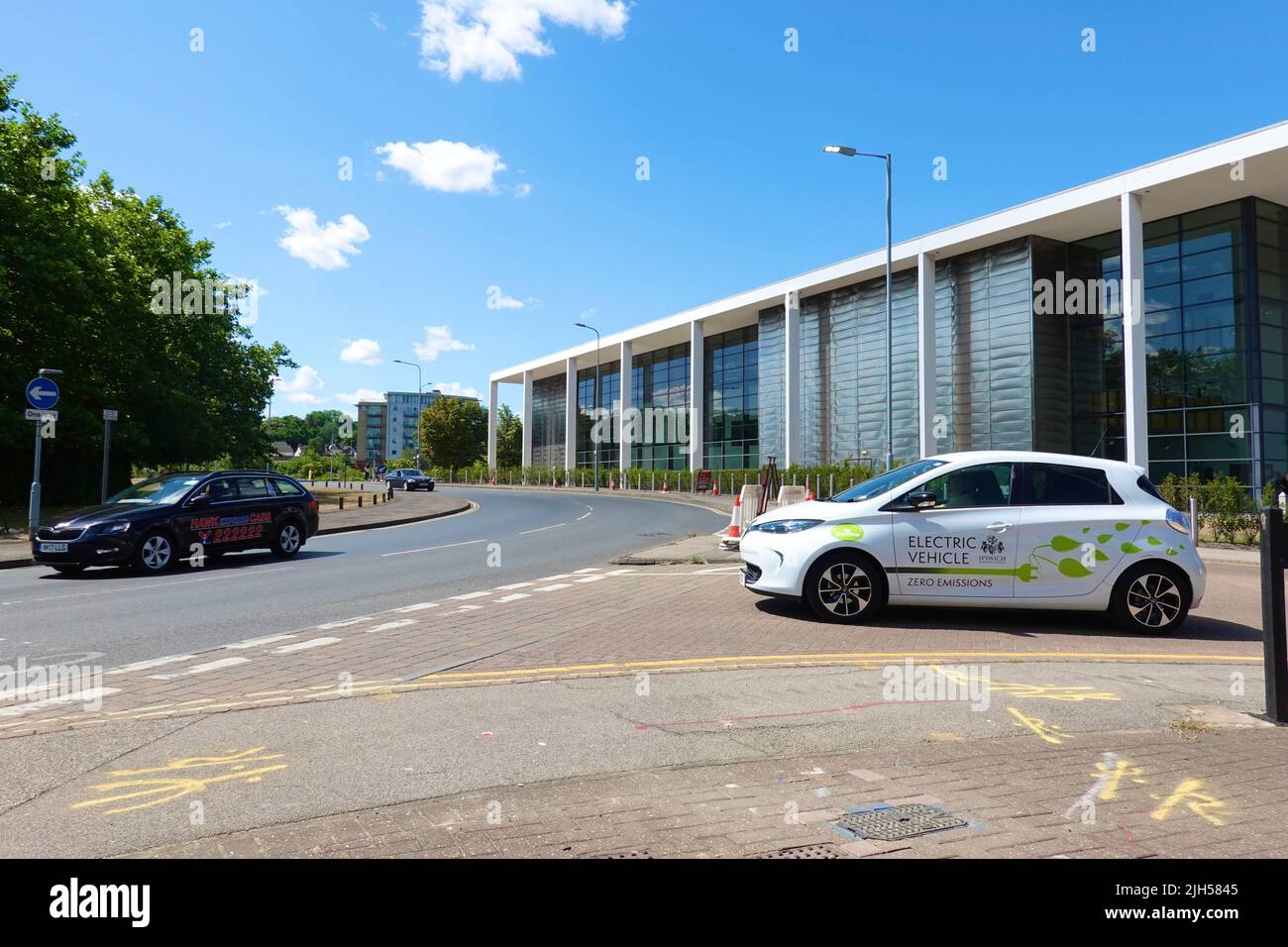 Ipswich, Suffolk, Großbritannien - 15. Juli 2022: Ipswich Crown Court in Russell Road. Elektroauto wartet darauf, sich auszuziehen. Stockfoto