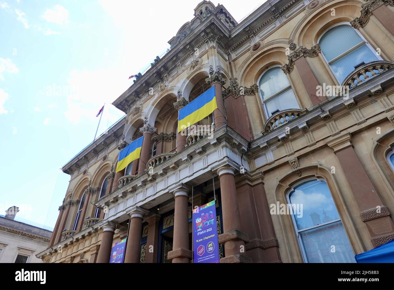 Ipswich, Suffolk, Großbritannien - 15. Juli 2022: Rathaus mit der Ukraine-Flagge zur Unterstützung. Stockfoto