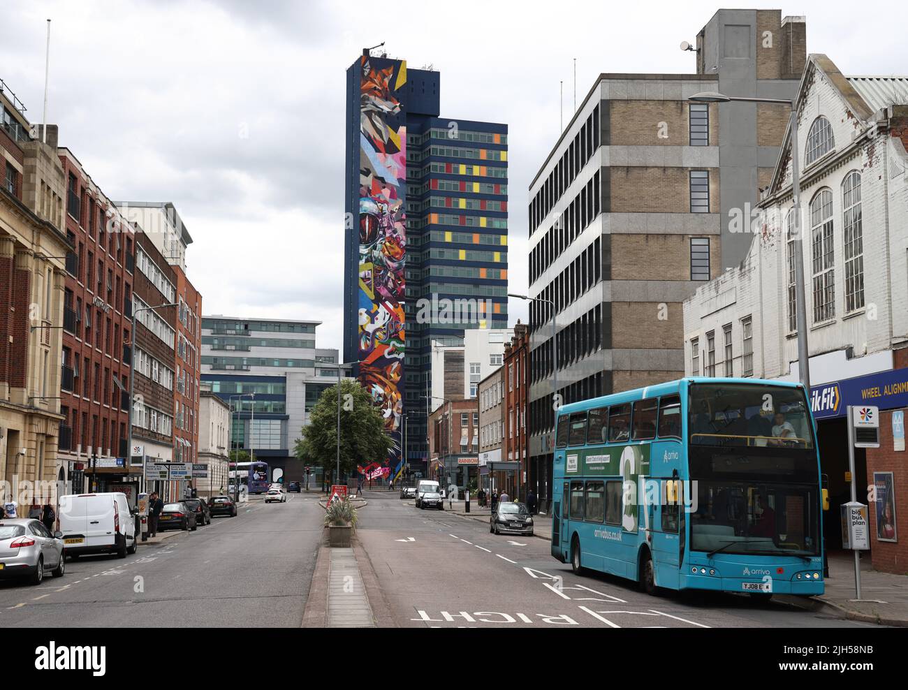 Leicester, Leicestershire, Großbritannien. 15.. Juli 2022. Street Art gilt als das höchste in Europa und das dritthöchste der Welt steht vor der Fertigstellung des Blue Tower in Leicester. Der Turm ist 82 m (269 ft) und beherbergt große Unternehmen wie Premiere Inn, Hastings Direct, Pure Gym und Al Feena Shisha Lounge. Credit Darren Staples/Alamy Live News. Stockfoto