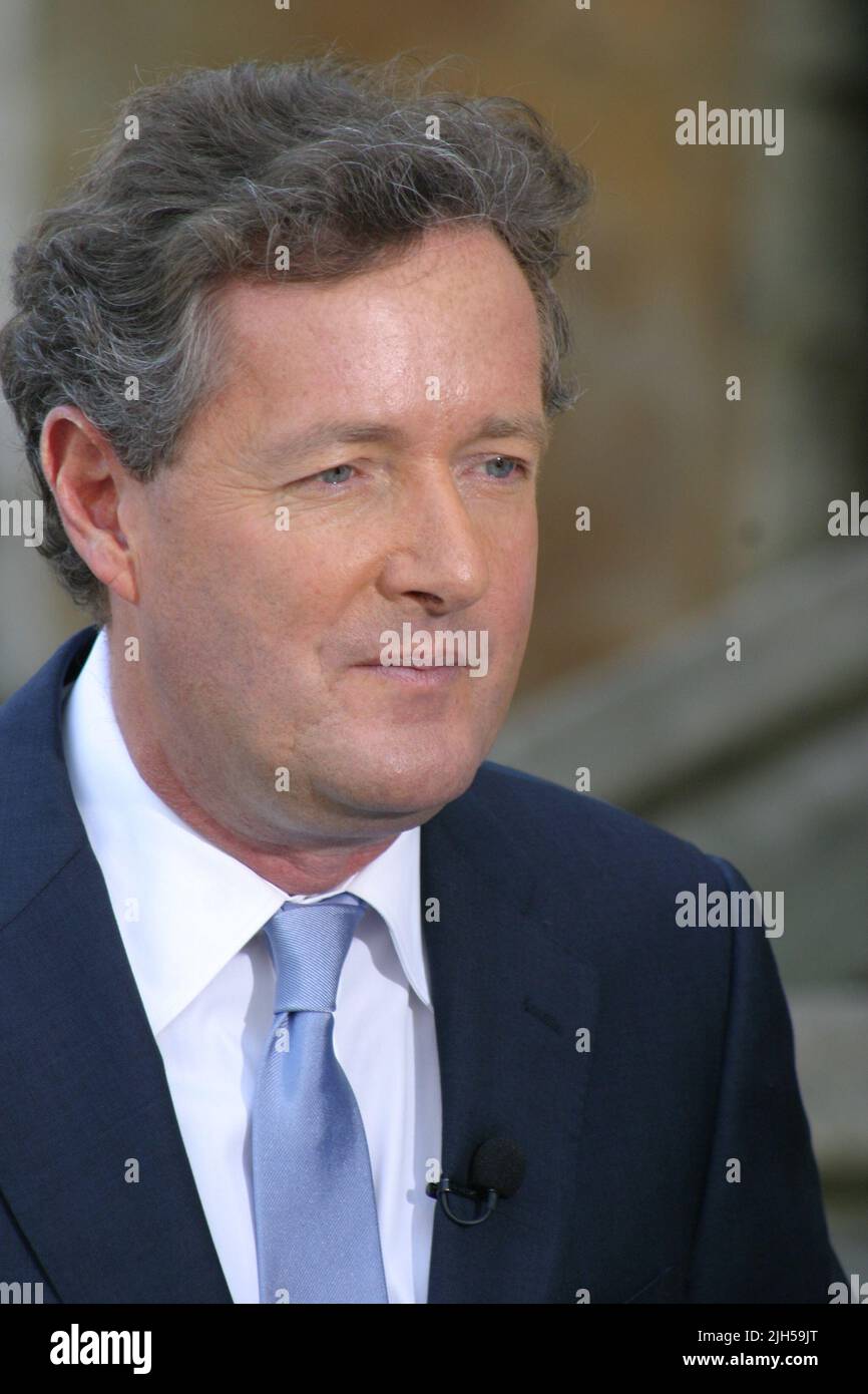 Piers Morgan bereitet sich auf die königliche Hochzeit von William und Kate vor der Westminster Abbey vor. Sein königlicher Blick wurde mit Make-up geholfen und er sagte: „Lass mich dich rechtzeitig in die Kirche bringen.“ Bild von Tony Henshaw Stockfoto