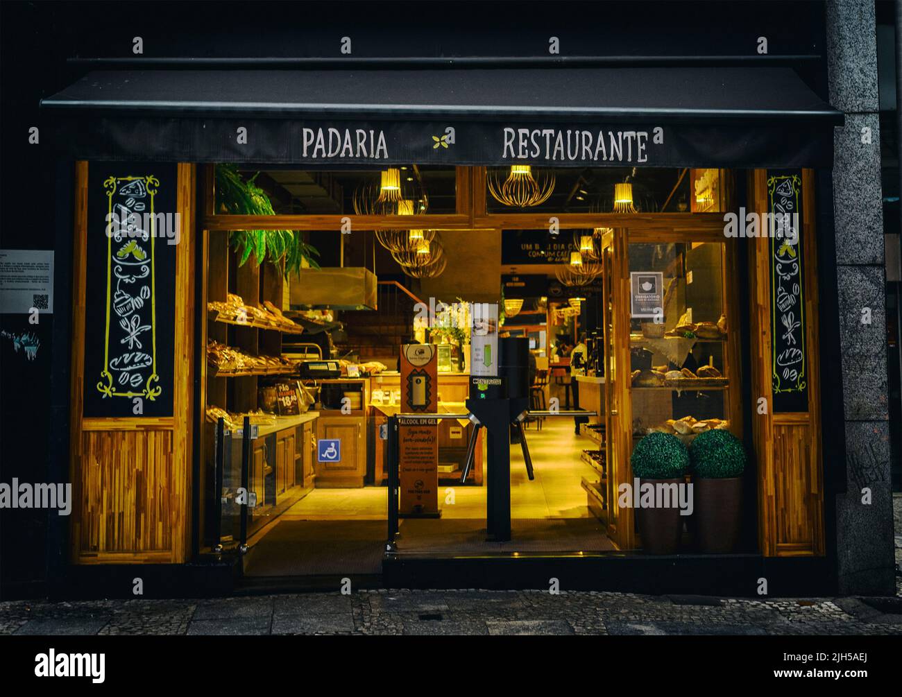 Die Bäckerei in der Nacht; Lebensmittelgeschäft Stockfoto