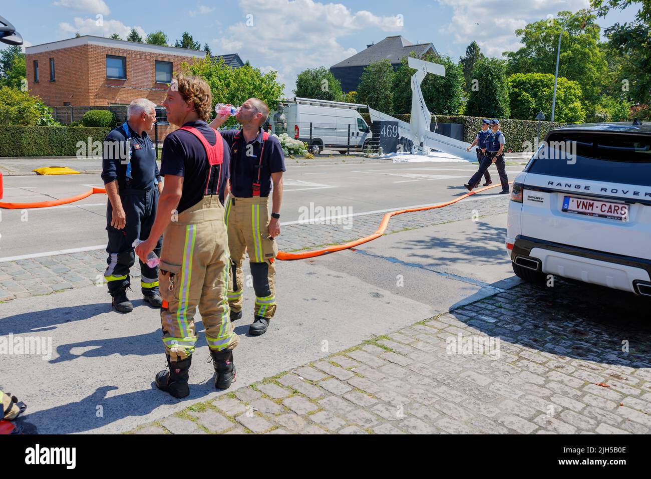 Brügge, Belgien. 15.. Juli 2022. Feuerwehrleute, die am Freitag, dem 15. Juli 2022, in Brügge, bei dem ein Leichtsportflugzeug abgestürzt ist, abgebildet sind. Nach ersten Informationen gelang es dem Piloten, seinen Fallschirm zu benutzen und sicher zu entkommen. BELGA FOTO KURT DESPLENTER Quelle: Belga Nachrichtenagentur/Alamy Live News Stockfoto