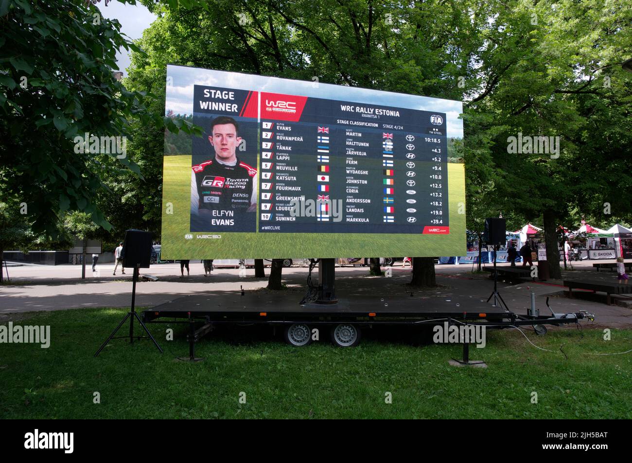 Die große Leinwand im Stadtpark von Tartu zeigt, dass Elfyn Evans die Etappe 4. gewonnen hat. WRC Estland 2022 Stockfoto