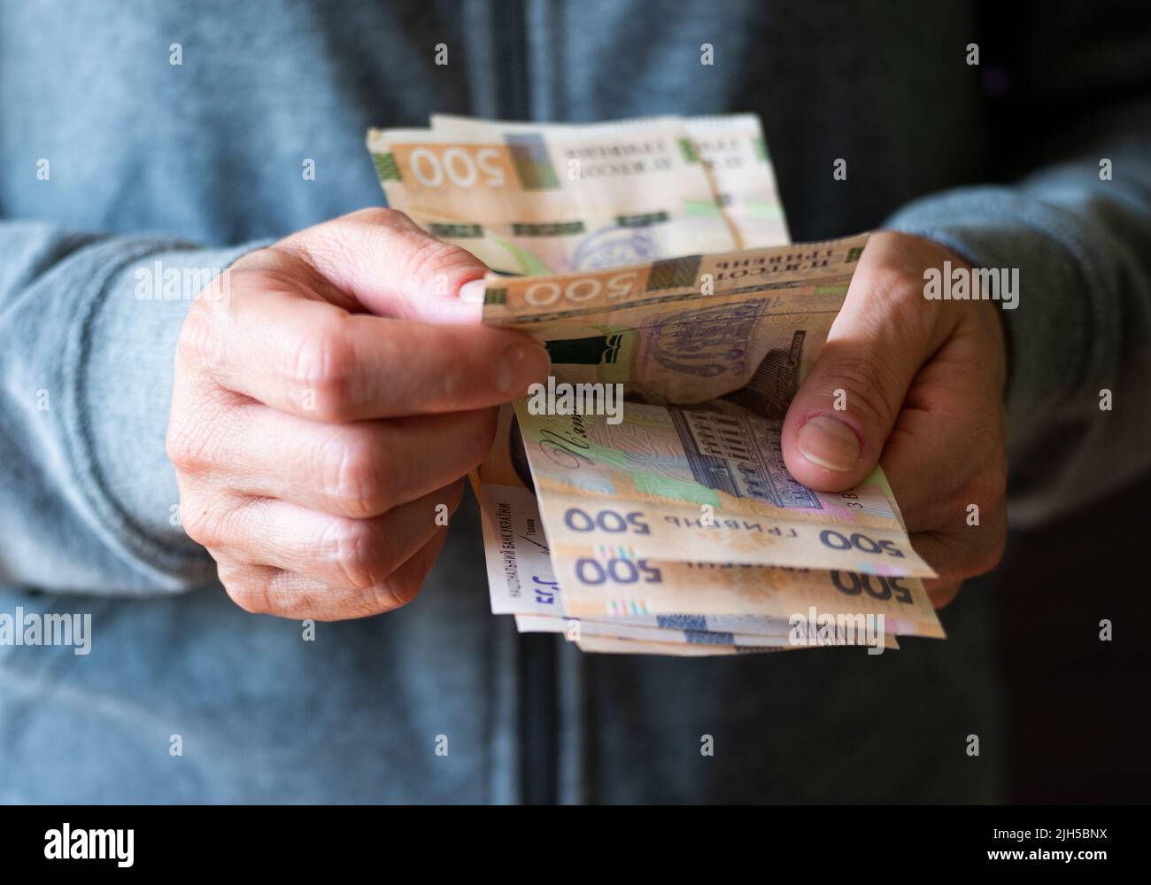 Weiße weibliche Graf ukrainischen Griwna fünfhundert Rechnungen in ihren Händen Stockfoto