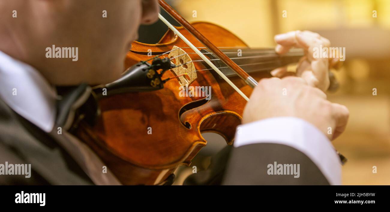 Philharmonisches Orchester spielt auf dem Violoncello, Aufführungskonzert, klassisches Musikkonzept Stockfoto