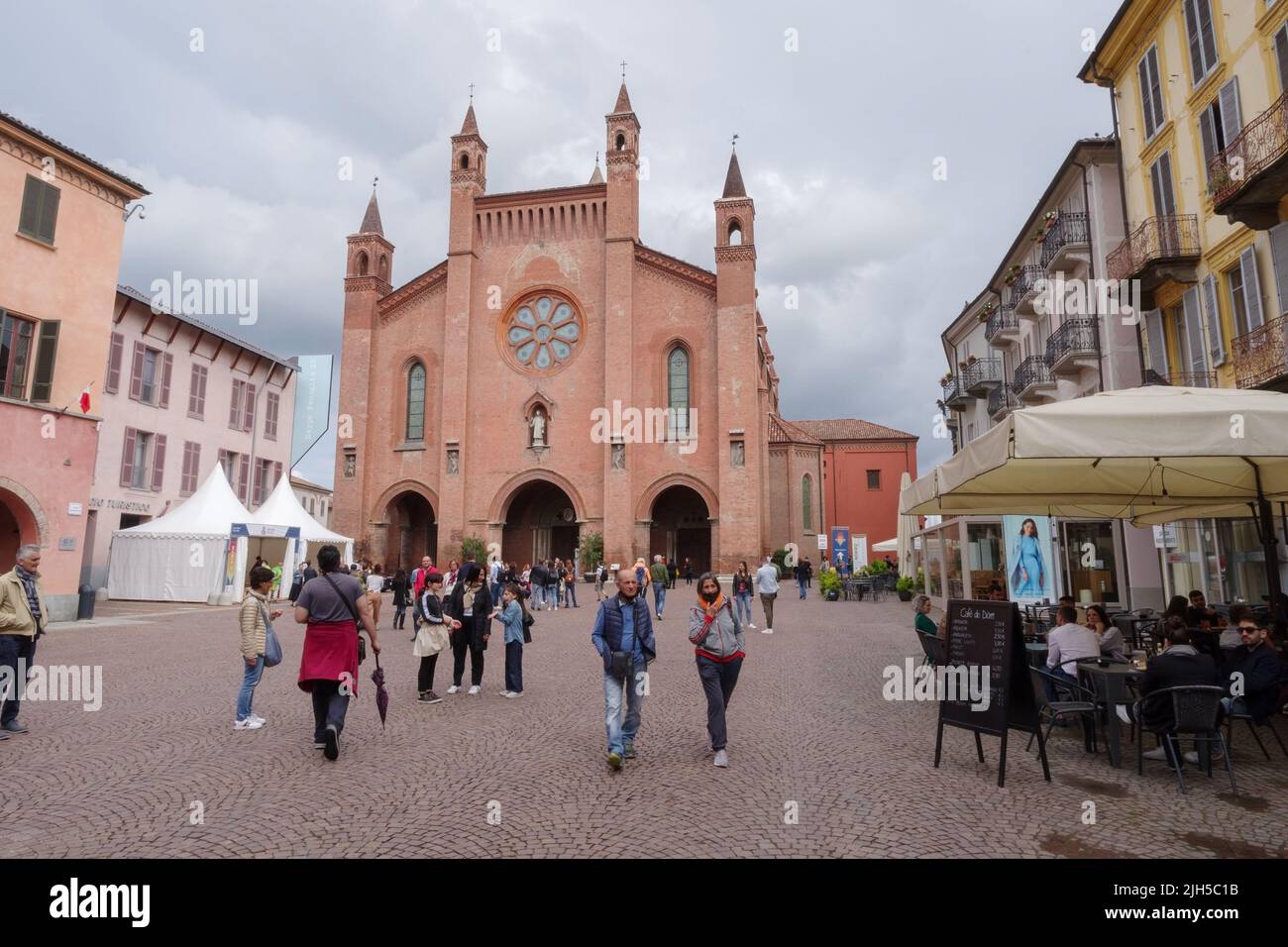 Blick auf die Straße in Alba Altstadt, ist eine kleine alte Stadt in Piemont Region von Italien Stockfoto