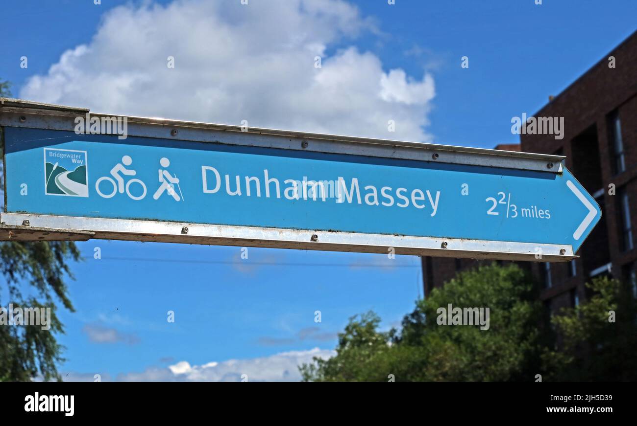 Blaues Schild für den Bridgewater Way nach Dunham Massey NT - am Kanal in Altrincham, Cheshire, England, Großbritannien Stockfoto