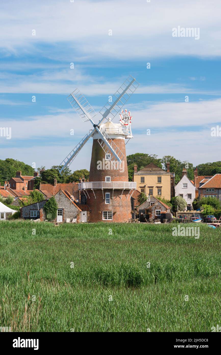 Cley am Meer, Blick im Sommer auf die Windmühle aus dem 18.. Jahrhundert und das Anwesen aus der Zeit im nördlichen Norfolk-Dorf Cley am Meer, England, Großbritannien Stockfoto