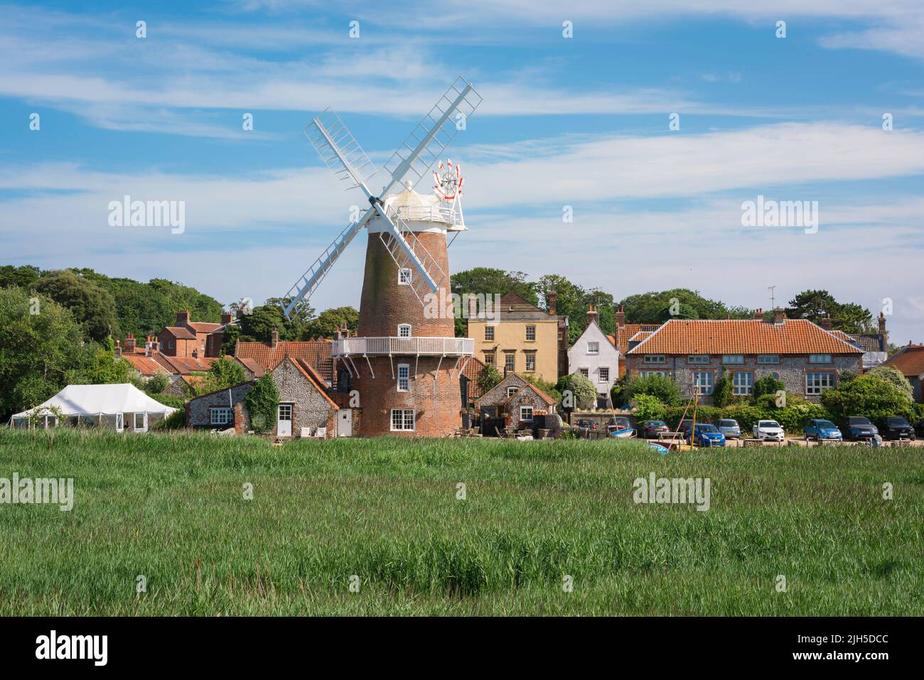 Cley am Meer, Blick im Sommer auf die Windmühle aus dem 18.. Jahrhundert und das Anwesen aus der Zeit im nördlichen Norfolk-Dorf Cley am Meer, England, Großbritannien Stockfoto