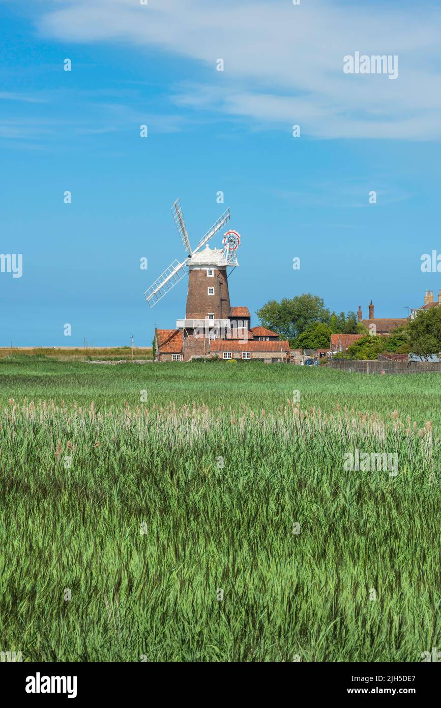 Cley Marshes, Blick über Cley Marshes in Richtung der Windmühle aus dem 18.. Jahrhundert in Cley am Meer, North Norfolk Coast, England, Großbritannien Stockfoto
