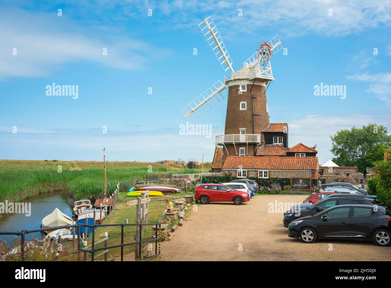 Cley Windmill, Blick im Sommer auf die malerische Windmühle aus dem 18.. Jahrhundert in Cley am Meer, jetzt ein beliebtes Feriengasthaus, nördlich der Norfolk-Küste, Großbritannien Stockfoto