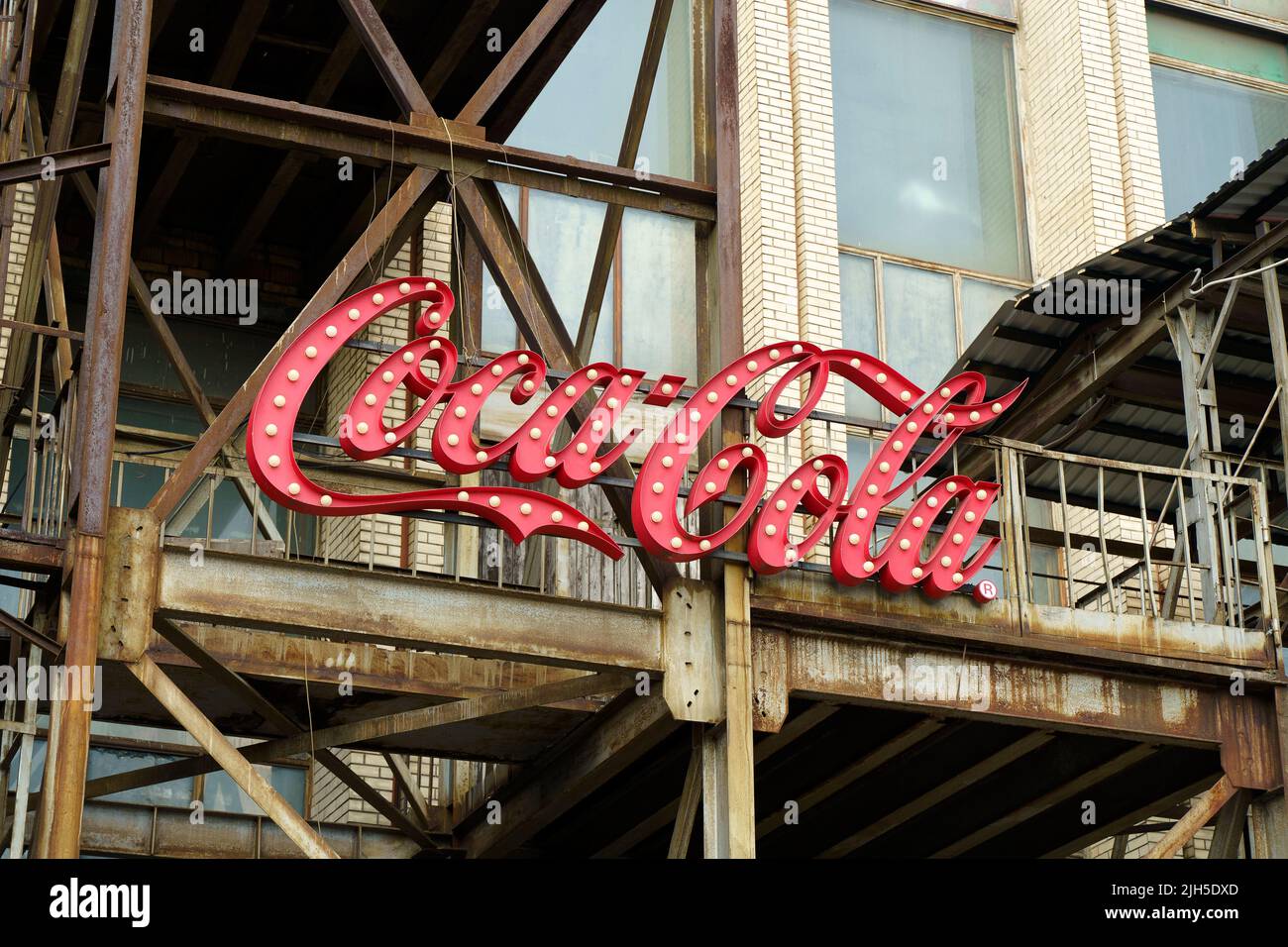 New York, USA - 15. Juli 2022: Altes Zeichen des Coca-Cola-Getränks an der Fassade des Gebäudes. Retro, Design, Stilkonzept. Hochwertige Fotos Stockfoto
