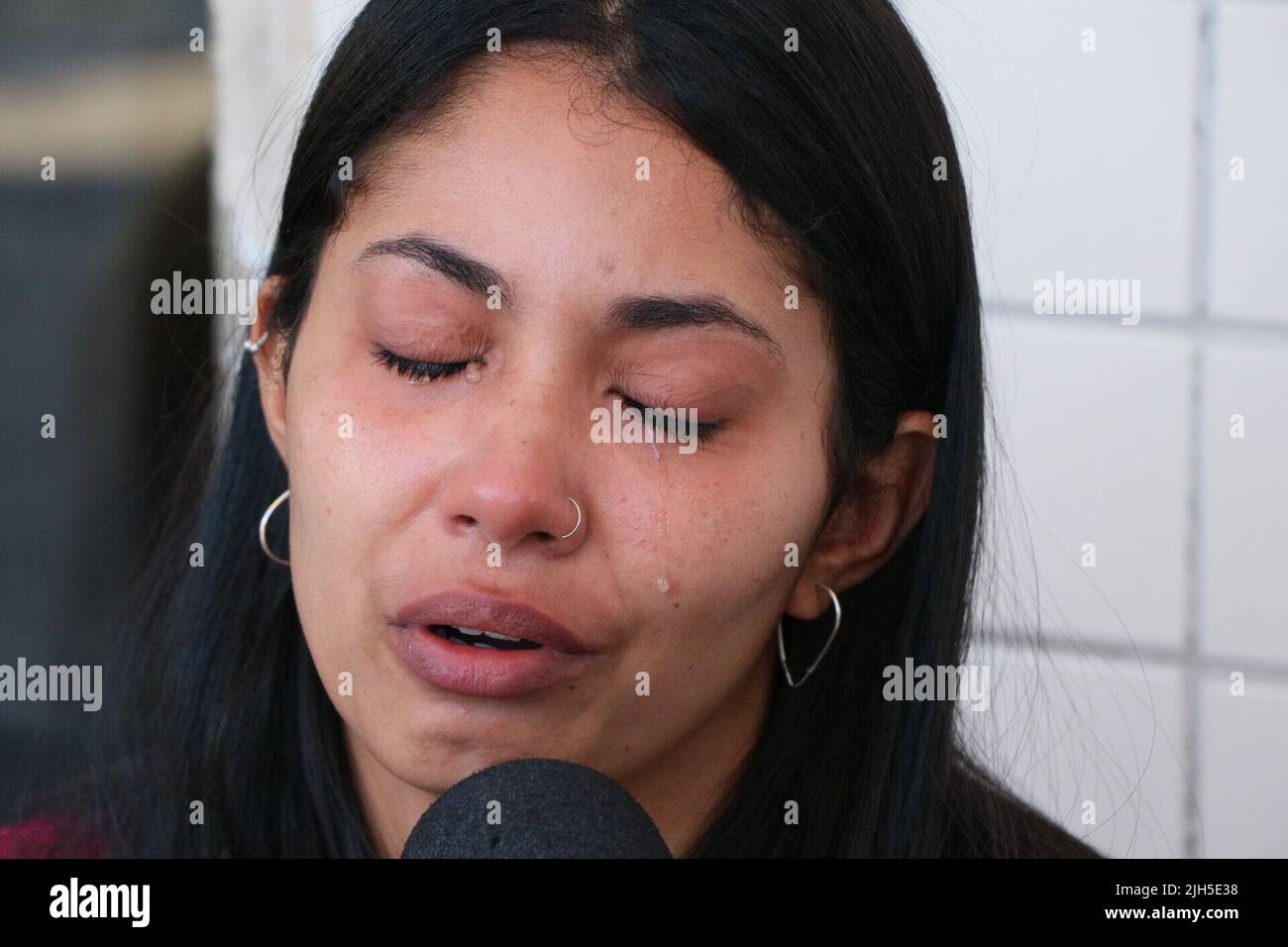 Rio de Janeiro, Brasilien. 15.. Juli 2022. (INT) Frauenmord in Rio de Janeiro. 15. Juli 2022, Rio de Janeiro, Brasilien: In der Hauptstadt von Rio de Janeiro und in den Gemeinden Baixada Fluminense wurden in den letzten 40 Tagen mindestens sieben Frauen ermordet. In den meisten Fällen wird der Partner oder Ex des Verbrechens verdächtigt. Die Familie des Opfers Thaysla Fabiana bei der IML, am Freitag (15).Quelle: Jose Lucena /TheNews2 (Foto: Jose Lucena/TheNews2/Zumapress) (Bildnachweis: © Jose Lucena/TheNEWS2 via ZUMA Press Wire) Bildnachweis: ZUMA Press, Inc./Alamy Live News Stockfoto