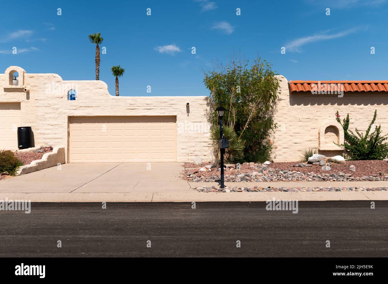 Minimale dürrebeständige wasserliche Landschaft in einem Stadthaus im Santa Fe-Stil Stockfoto