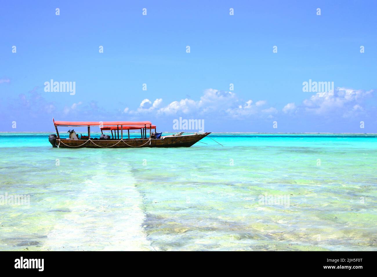 Am Hauptstrand der Isla erreicht das klare Wasser nur eine Brusthöhe, wodurch das Meer perfekt zum Schwimmen geeignet ist. Wenn Sie lieber auf dem Land bleiben möchten Stockfoto