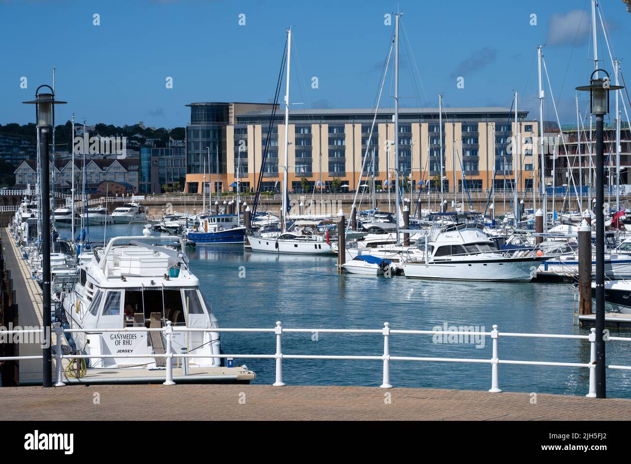 Die Boote vertäuten in Elizabeth Marina, St. Helier Hafen der britischen Kronenabhängigkeit von Jersey, Channel Islands, British Isles. Stockfoto