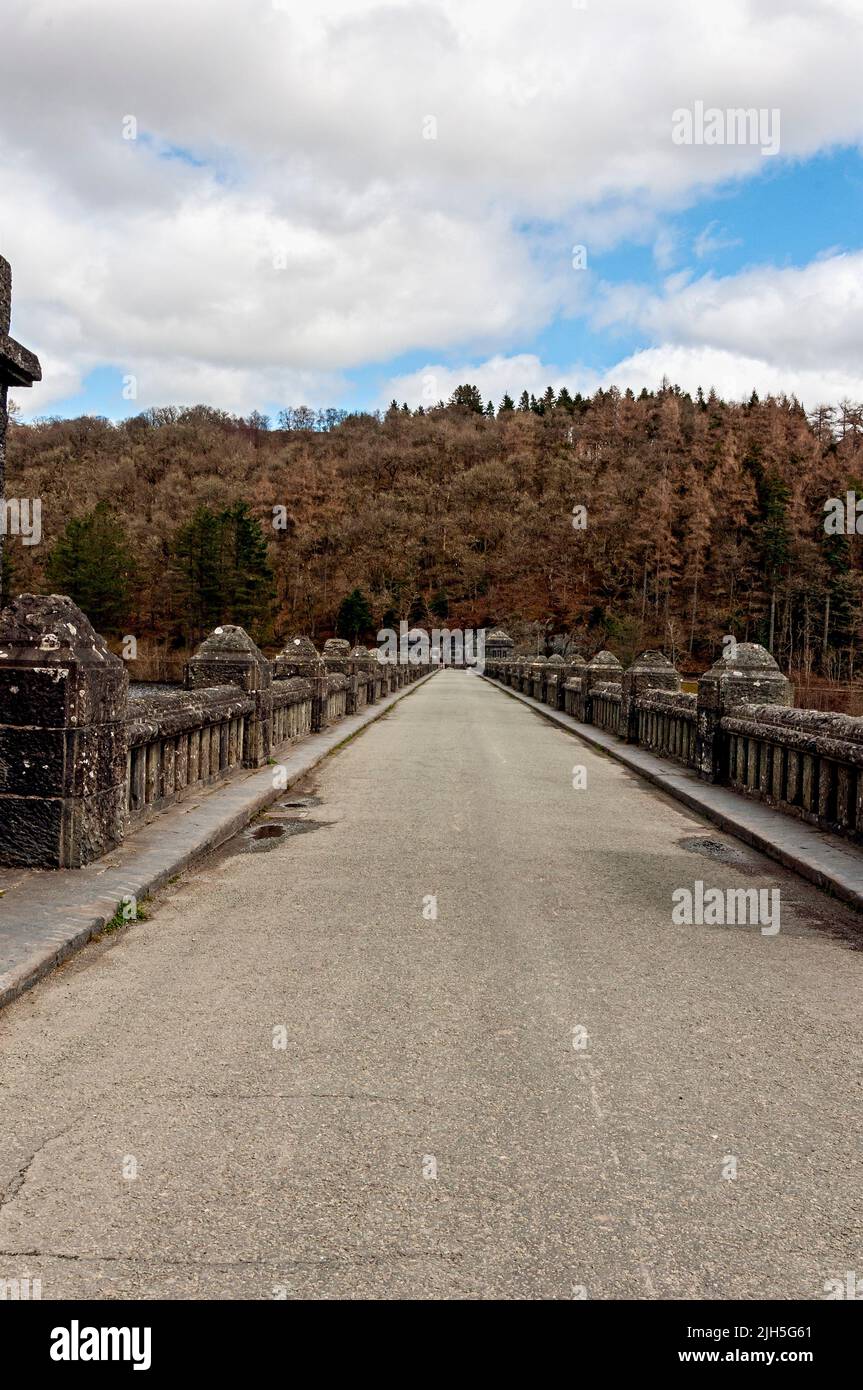 Der zwischen 1881 und 1890 erbaute Vyrnwy Damm wurde von den Ingenieuren George Frederick Deacon und Thomas Hawksley entworfen und ist ein gemauerter Damm, der von einer Straße gekrönt wird Stockfoto