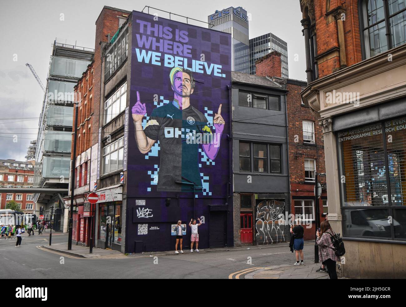 REDAKTIONELLE VERWENDUNG NUR Ein Cyber-Punk-Wandbild von Manchester City FC-Star Jack Grealish von Akse P19 und Global Street Art Agency wird in Manchester vorgestellt, als die Krypto-Handelsplattform OKX feiert, der offizielle Trainingskit-Partner von MCFC für die Saison 2022/2023 zu werden. Bilddatum: Freitag, 15. Juli 2022. Stockfoto