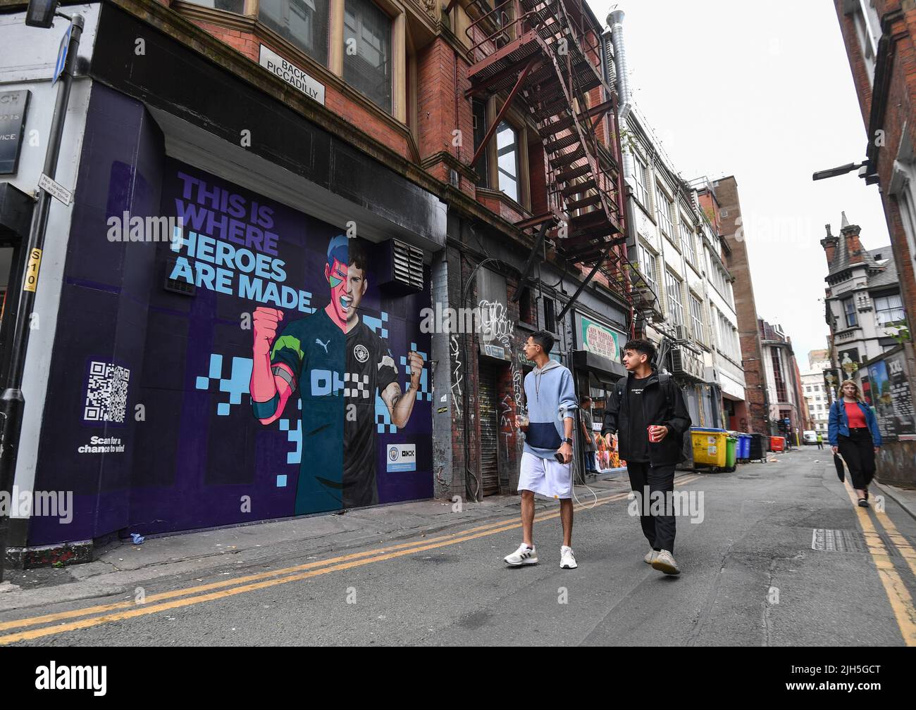 REDAKTIONELLE VERWENDUNG NUR Ein Cyber-Punk-Wandbild des Manchester City FC-Stars John Stones von Akse P19 und der Global Street Art Agency wird in Manchester vorgestellt, als die Krypto-Handelsplattform OKX feiert, der offizielle Trainingspartner des MCFC für die Saison 2022/2023 zu werden. Bilddatum: Freitag, 15. Juli 2022. Stockfoto