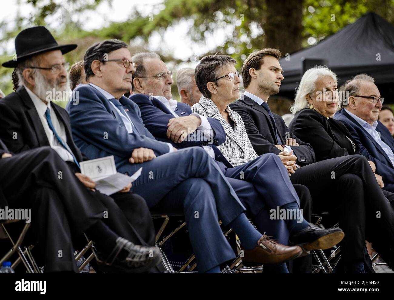 Westerbork, Niederlande. 15.. Juli 2022. 2022-07-15 15:52:21 WESTERBORK - Oberrabbiner Binyomin Jacobs, Jetta Klijnsma (CvdK Drenthe), Staatssekretär Maarten van Ooijen (öffentliche Gesundheit, Wohlfahrt und Sport), Direktor Bertien Minco und Überlebender Rene de Vries im Versteck während des Gedenkens an den ersten Transport im Lager Westerbork. Es ist achtzig Jahre her, dass der erste Zug mit 1137 Juden aus dem Lager Westerbork nach Auschwitz abfuhr. ANP SEM VAN DER WAL netherlands Out - belgium Out Credit: ANP/Alamy Live News Stockfoto