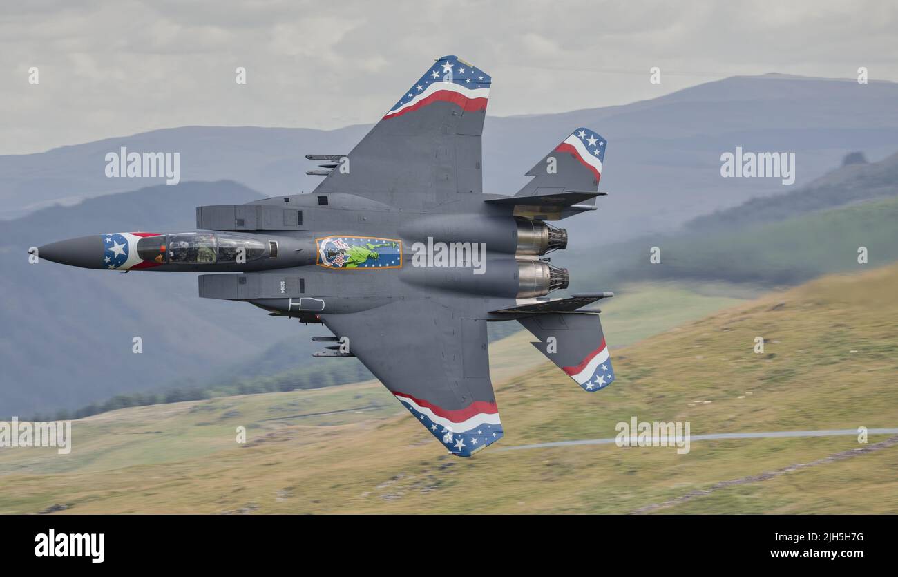 F15 Eagle von RAF Lakenheath mit speziellem Farbschema überquert LFA7, Wales. Stockfoto