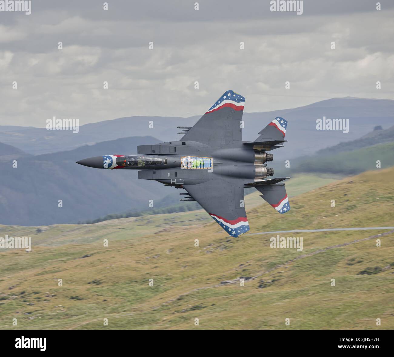 F15 Eagle von RAF Lakenheath mit speziellem Farbschema überquert LFA7, Wales. Stockfoto