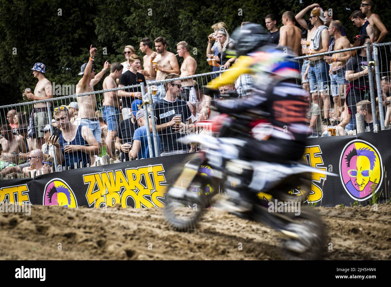 Lichtenvoorde, Niederlande. 15.. Juli 2022. Lichtenvoorde, Niederlande. 15.. Juli 2022. 2022-07-15 14:30:42 LICHTENVOORDE - Atmosphäre der Öffentlichkeit beim Motocross während des Zwarte Cross. Das Festival wurde in den letzten zwei Jahren aufgrund der Corona-Pandemie abgesagt. ANP VINCENT JANNINK netherlands Out - belgium Out Credit: ANP/Alamy Live News Credit: ANP/Alamy Live News Stockfoto