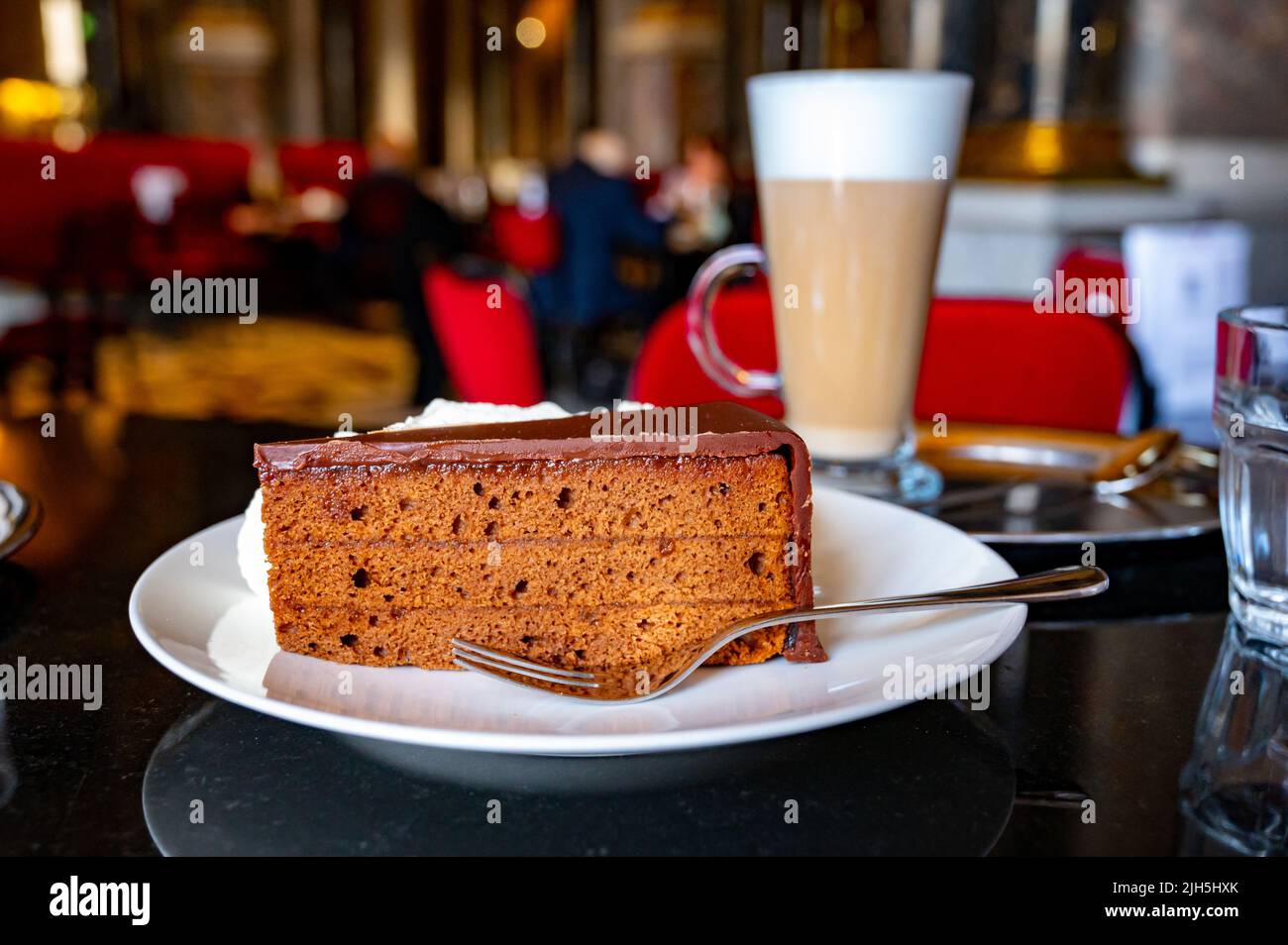 Ein Stück berühmte Sachertorte mit Marillenmarmelade österreichischer ...