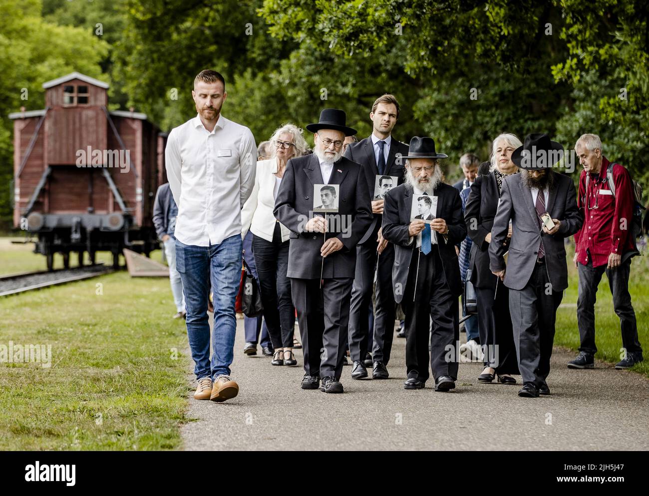 Westerbork, Niederlande. 15.. Juli 2022. 2022-07-15 16:08:27 WESTERBORK - Teilnehmer einschließlich Oberrabbiner Binyomin Jacobs (3. l), Staatssekretär Maarten van Ooijen (Public Health, Welfare and Sport) (4. l), Rabbi Ies Vorst (5. l) und Direktor Bertien Minco (6. l) Gehen Sie zum Denkmal die 102.000 Steine während des Gedenkens an den ersten Transport im Camp Westerbork. Es ist achtzig Jahre her, dass der erste Zug mit 1137 Juden aus dem Lager Westerbork nach Auschwitz abfuhr. ANP SEM VAN DER WAL netherlands Out - belgium Out Credit: ANP/Alamy Live News Stockfoto