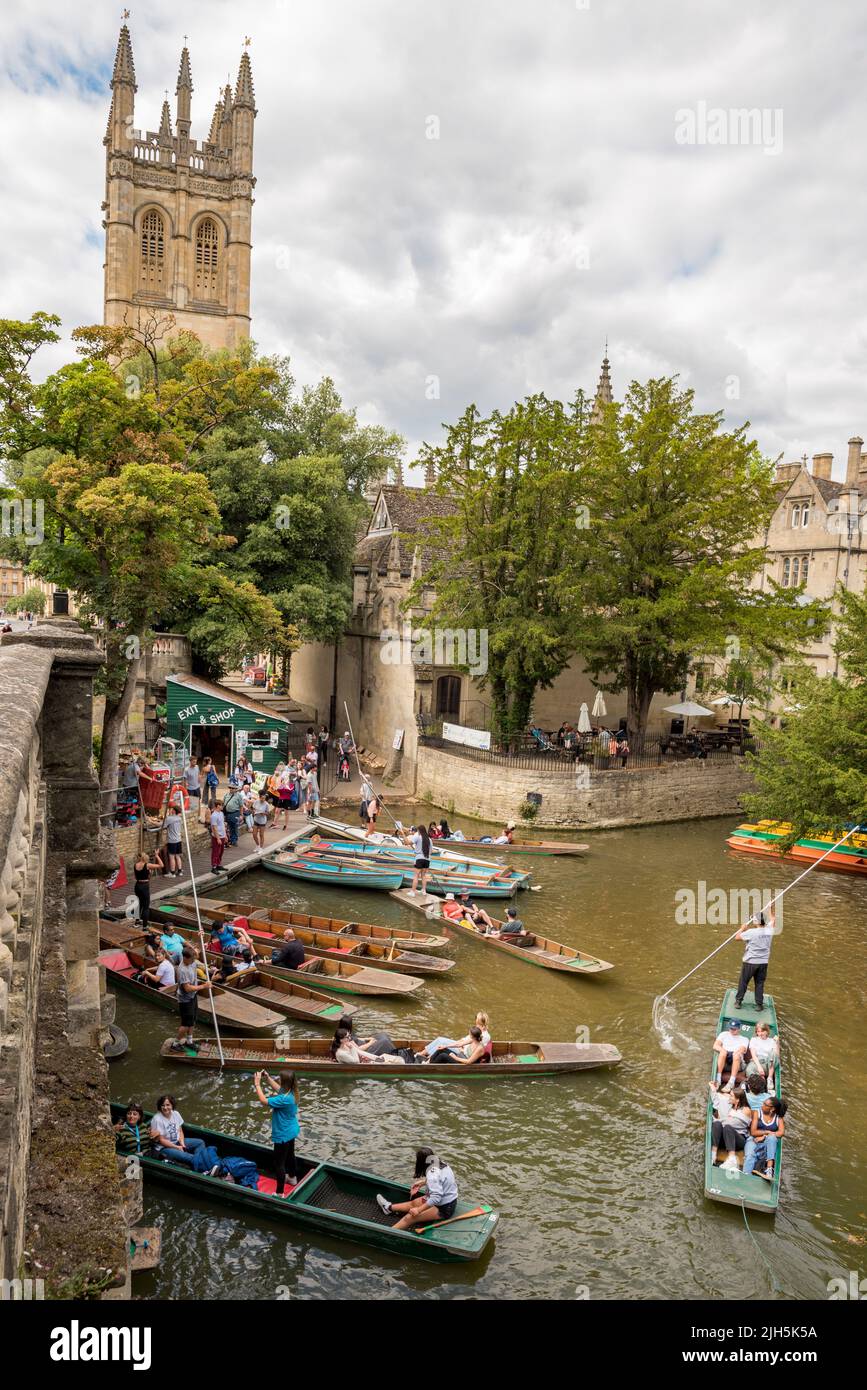 Oxford, Großbritannien. 15.. Juli 2022. Wetter in Großbritannien: Oxford, Großbritannien, 15.. Juli 2022. Während des heißen Wetters führt Magdalen Bridge Boathouse lebhafte Geschäfte durch, und die Leute möchten sich abkühlen und einen angenehmen Nachmittag auf dem River Cherwell im Zentrum von Oxford, Großbritannien, verbringen. Das Punting ist eine Tradition in Oxford, die von Einheimischen, Studenten und Besuchern gleichermaßen genossen wird. Quelle: Martin Anderson/Alamy Live News Stockfoto