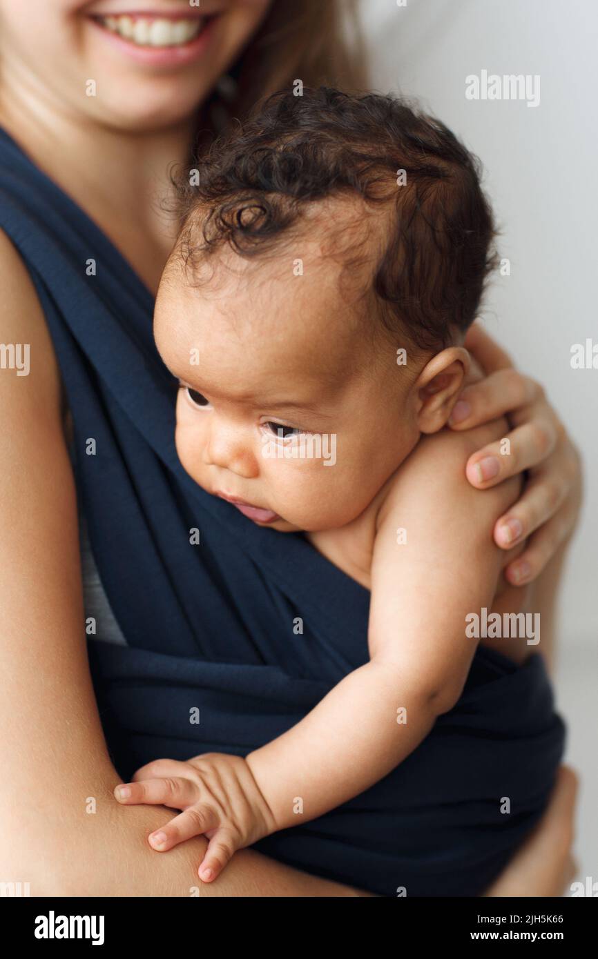 Afrikanisches Baby mit Mutter in der Tragschale, Nahaufnahme Stockfoto