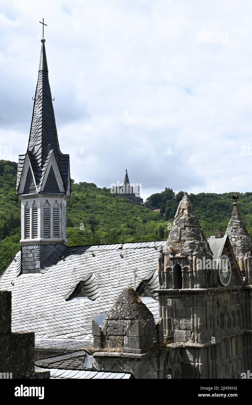 Kassel, Deutschland. 15.. Juli 2022. Blick von der Löwenburg in Richtung Herkules. Das Land Hessen hat 30 Millionen Euro für die Renovierung der Burg ausgegeben, die sich im UNESCO-Weltkulturerbe Bergpark Wilhelmshöhe befindet. Landgraf Wilhelm IX. Ließ die Burg Löwenburg Ende des 18.. Jahrhunderts als Lustschloss im Stil einer pseudomittelalterlichen Burg errichten. Quelle: Uwe Zucchi/dpa/Alamy Live News Stockfoto