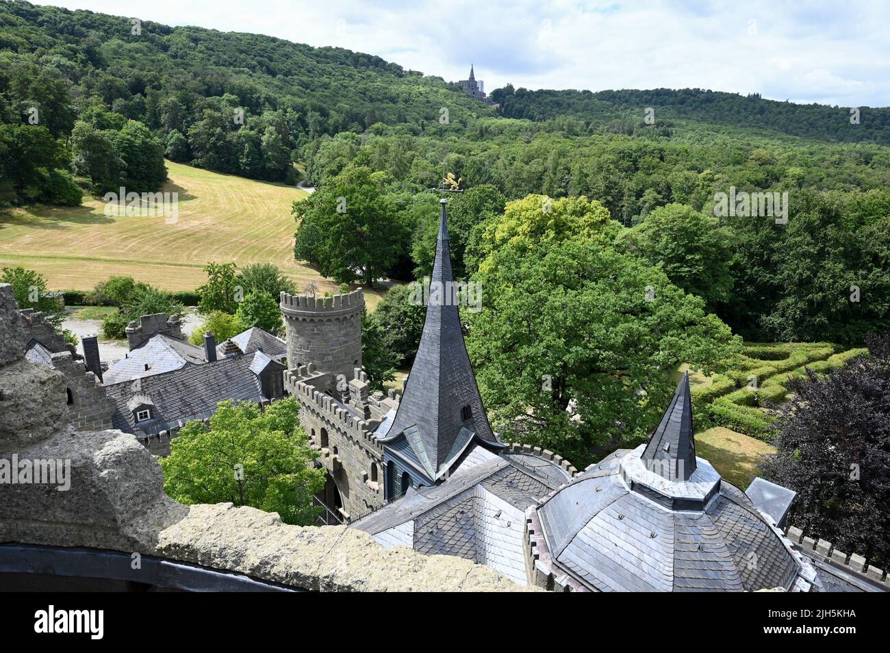 Kassel, Deutschland. 15.. Juli 2022. Blick von der Löwenburg in Richtung Herkules. Das Land Hessen hat 30 Millionen Euro für die Renovierung der Burg ausgegeben, die sich im UNESCO-Weltkulturerbe Bergpark Wilhelmshöhe befindet. Landgraf Wilhelm IX. Ließ die Burg Löwenburg Ende des 18.. Jahrhunderts als Lustschloss im Stil einer pseudomittelalterlichen Burg errichten. Quelle: Uwe Zucchi/dpa/Alamy Live News Stockfoto