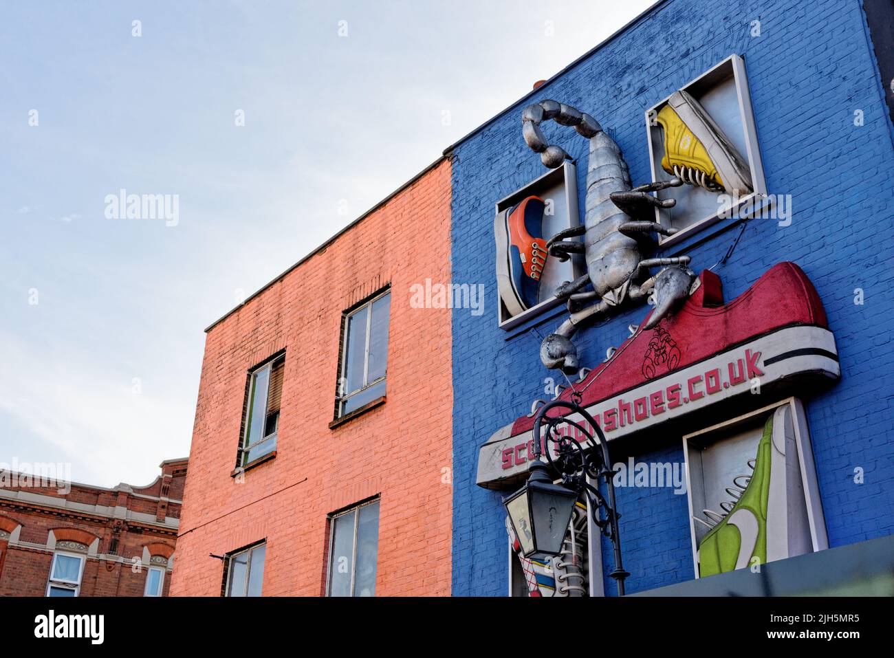 Camden Market - London, Großbritannien: 31.. Oktober 2015: Camden Town. Die geschäftigen bunten Geschäfte in Camden sind einer der beliebtesten Orte in London Stockfoto