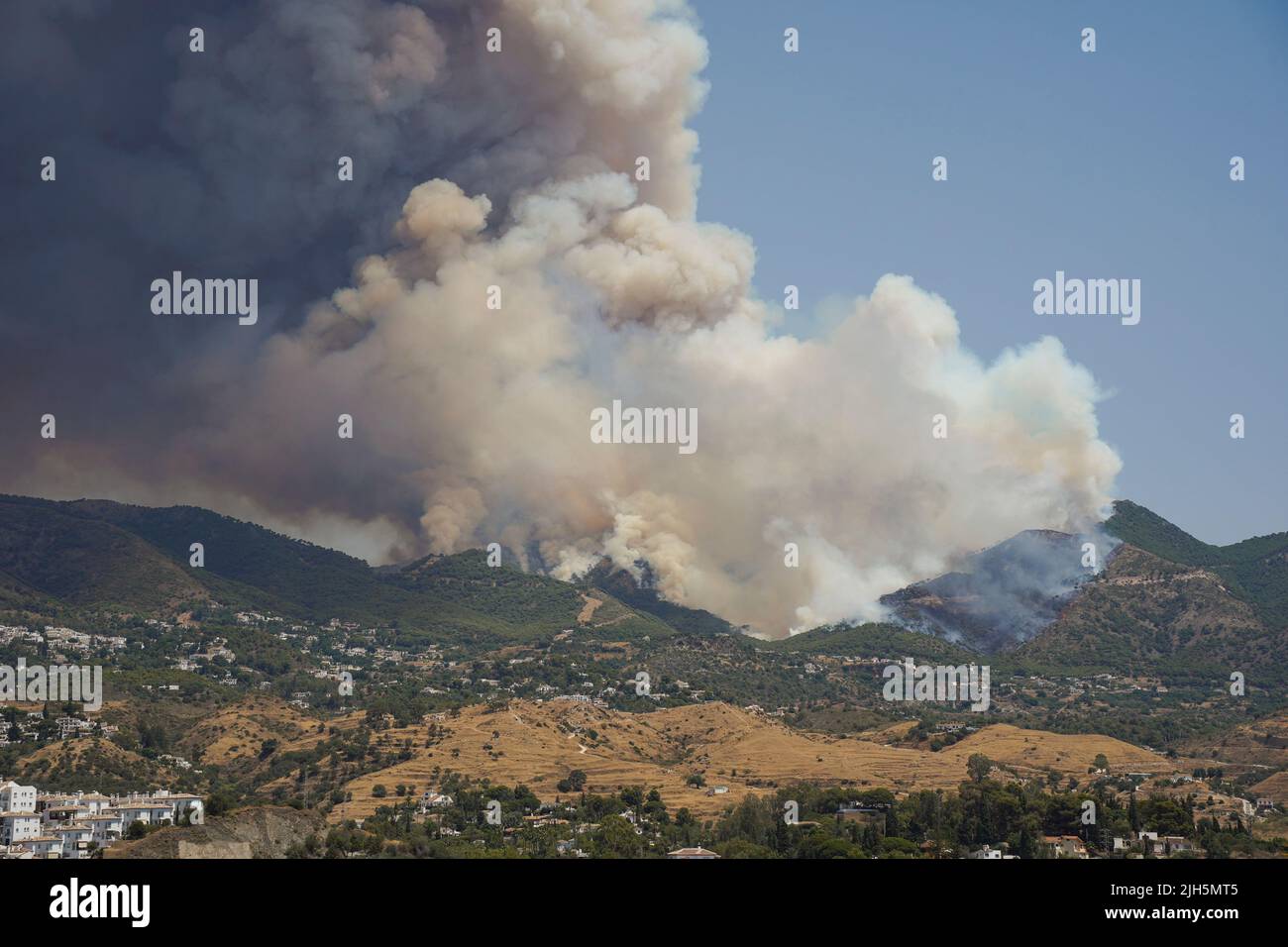 Waldbrand in der Sierra de Mijas kann man beim Waldbrand riesige Rauchsäulen sehen. 18. juli 2022, Mijas, Andalusien, Spanien. Stockfoto