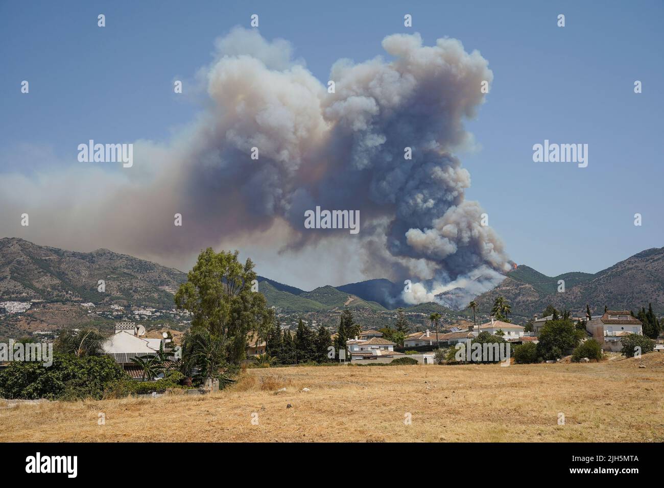 Waldbrand in der Sierra de Mijas kann man beim Waldbrand riesige Rauchsäulen sehen. 18. juli 2022, Mijas, Andalusien, Spanien. Stockfoto