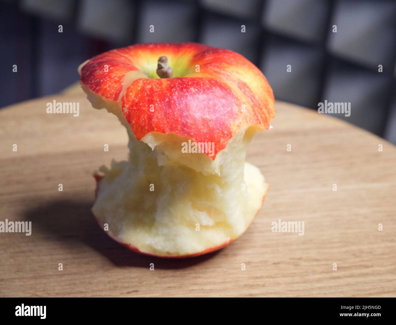 Ein gebissenen roten Apfel, Nahaufnahme. Apple Core. Stockfoto