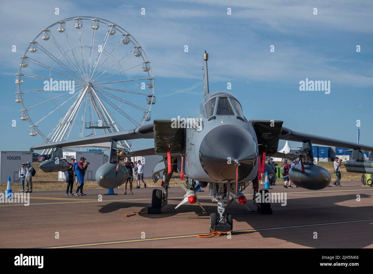 RAF Fairford, Gloucester, Großbritannien. 15. Juli 2022. Unter der heißen Sonne versammeln sich mehrere hundert Militärflugzeuge aller Formen und Größen aus allen Epochen und Ländern der Welt zu einer der größten Airshows der Welt, zu der auch ein besonderes Fest anlässlich des 75.-jährigen Jubiläums der US Air Force gehört. Quelle: Malcolm Park/Alamy Live News Stockfoto