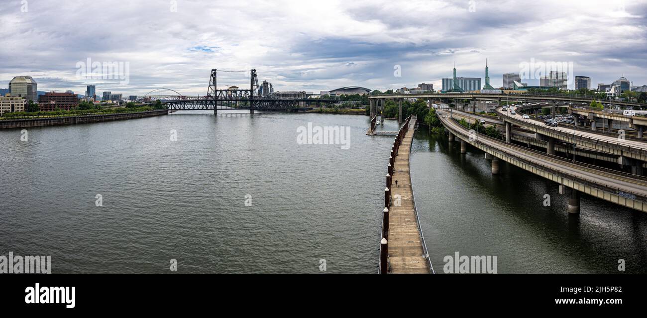 Auf der Burnside Bridge mit Blick auf den Willamette River und Portland Stockfoto