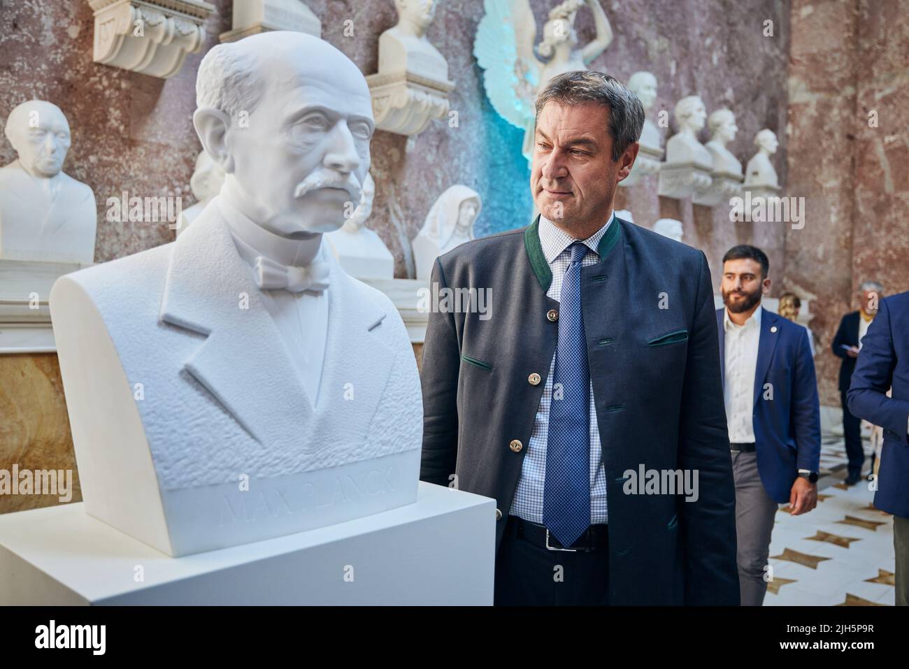 Donaustauf, Deutschland. 15.. Juli 2022. Premierminister Markus Söder (CSU) blickt auf die Büste des Physikers und Nobelpreisträgers Max Planck in der Valhalla bei Regensburg. (To dpa 'Max Planck bust New in Valhalla') Quelle: Tobias C. Köhler/dpa/Alamy Live News Stockfoto