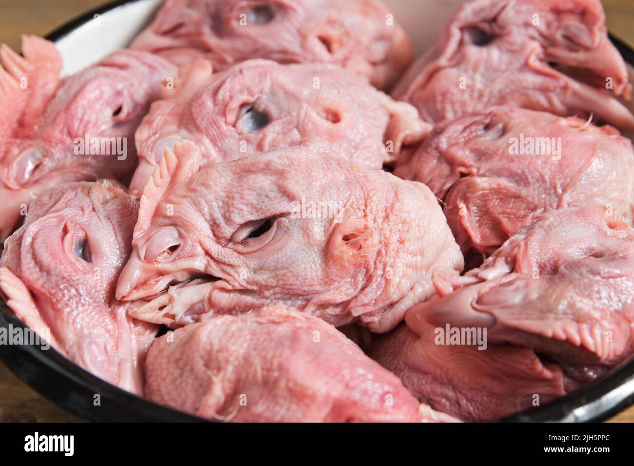 Rohe Hühnerköpfe Stockfoto